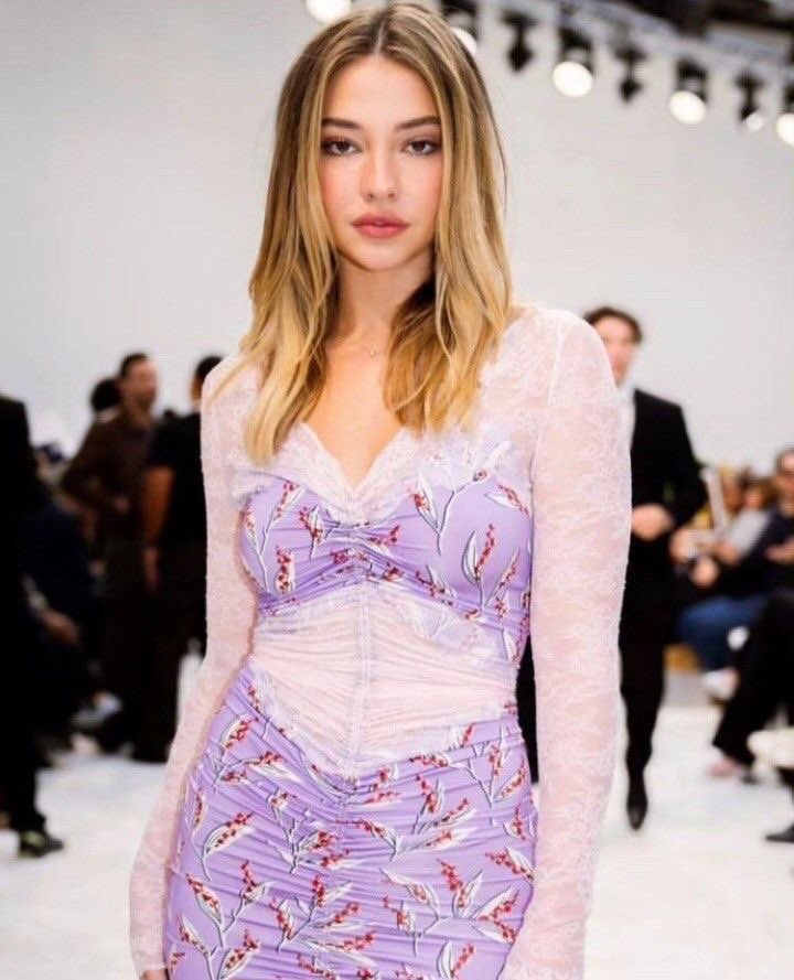 clinepics's tweet photo. madelyn cline by Rabanne at the #PFW23 https://t.co/D7hNiBW8oC
