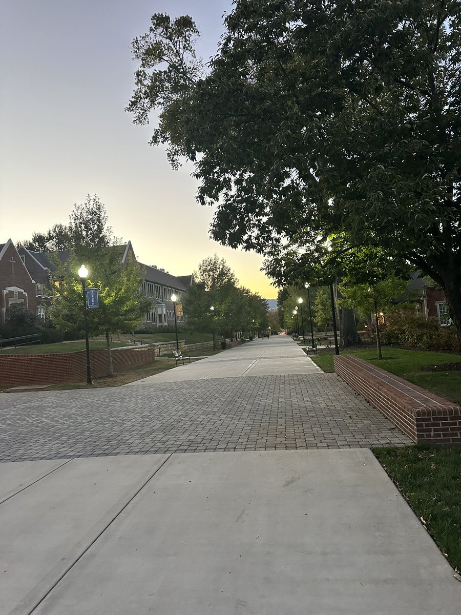 juliedavisEDU's tweet image. Walking across campus on a crisp fall evening has got me feeling all happy. #utcmocs