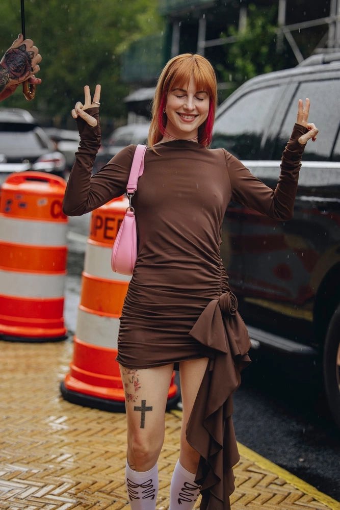 paramorebr's tweet image. Hayley Williams durante o New York Fashion Week. 2023.