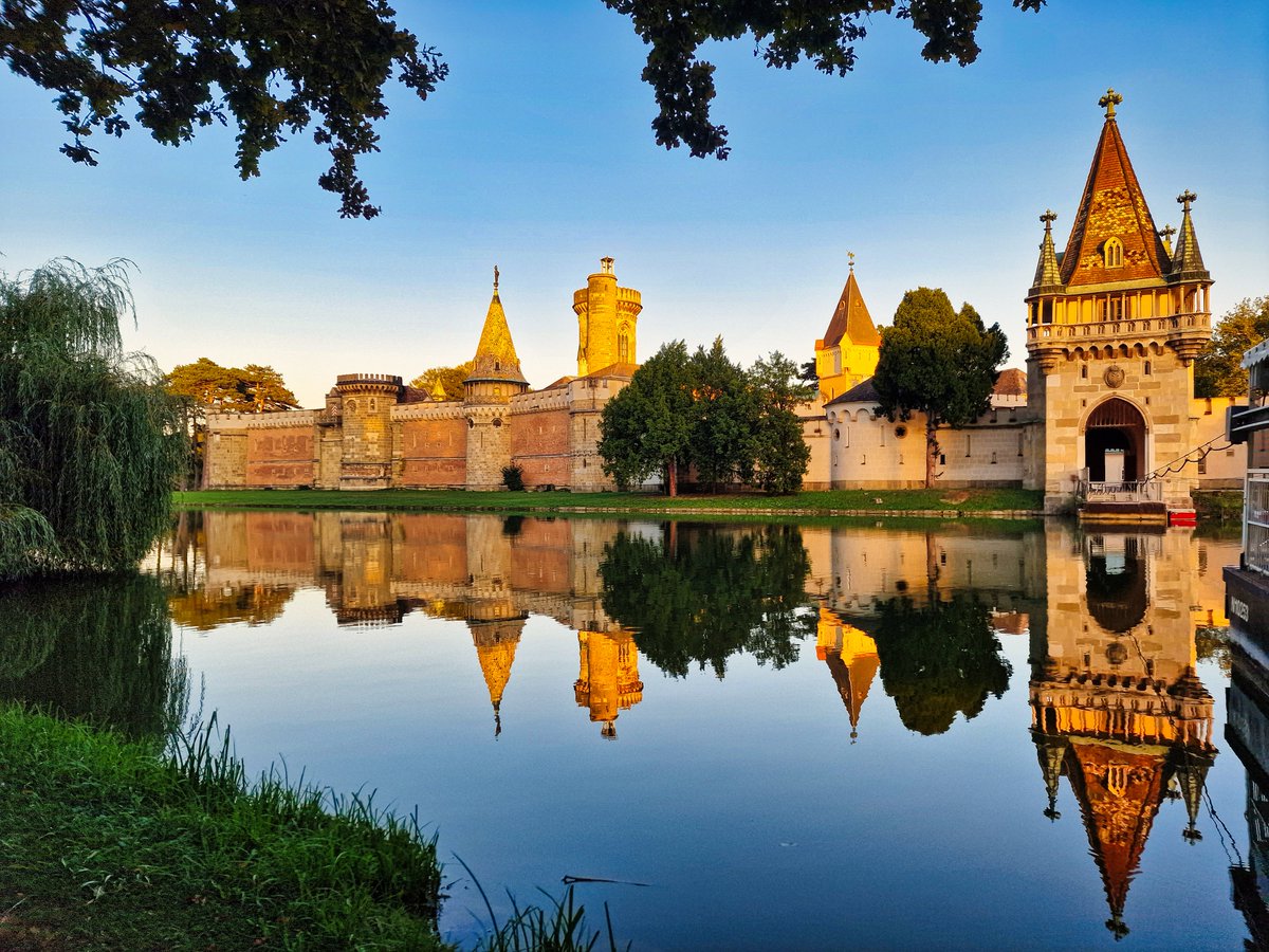 DJairportdisco's tweet photo. September 2023 photo, Laxenburg, Austria
#franzensburg #castle #laxenburg #schlosspark #schlossparklaxenburg #castlepark #austria #likeamirror #visitaustria #septemberphotography #myphoto #beautiful #silence #afternoonwalk #wasserburg #upperaustria https://t.co/I1fufapGuU