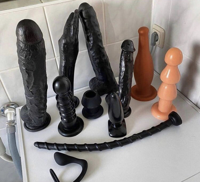 MIstressSarah73's tweet photo. Bow down to mommy Goddess dildos, it’s bigger than your dick after all 😈😈

Reblog and DM, I ORDER YOU!! 😈 https://t.co/aOEe5fi91Q