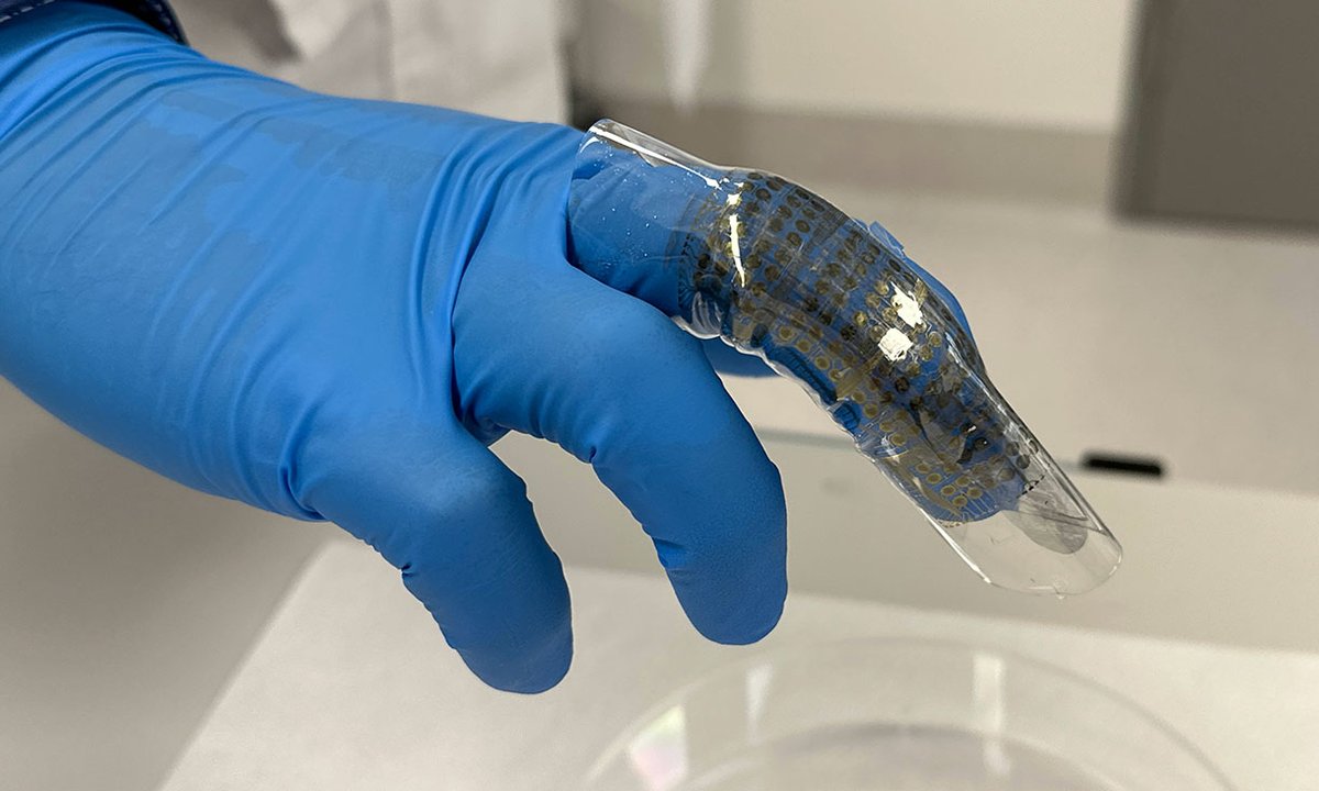 ResearchRMIT's tweet photo. Researchers have invented an experimental wearable device that generates power from a user’s bending finger 🫵 and can write ✍️ and store memories 🗃️, in a promising step towards health monitoring ❤️ and other technologies.

Learn more: https://t.co/fNzVUYNn7J https://t.co/OE1qgvEHeB