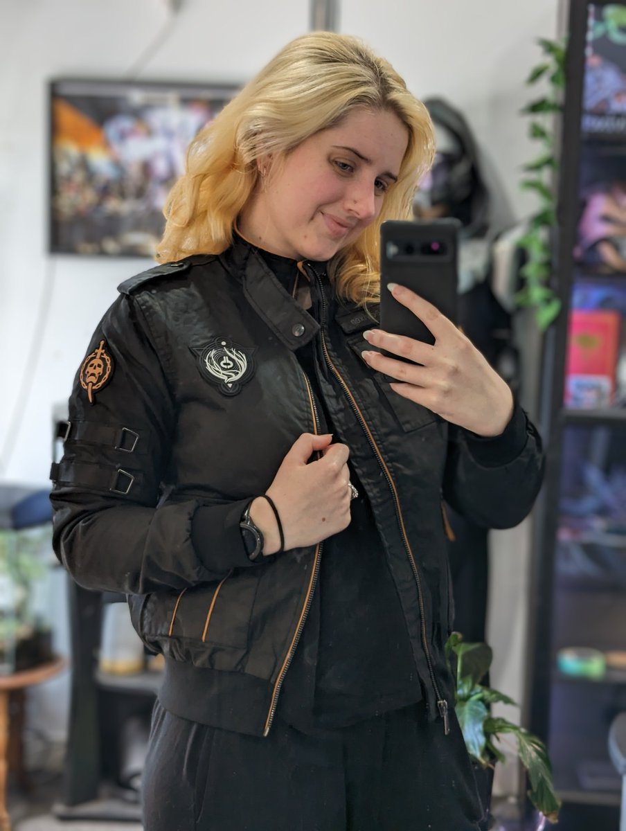 starkissedvixen's tweet photo. I don't care if it's 30 degrees c today I'm not taking this off ππ #Destiny2 #RaidJacket #RootofNightmares https://t.co/DauHxTgAQn