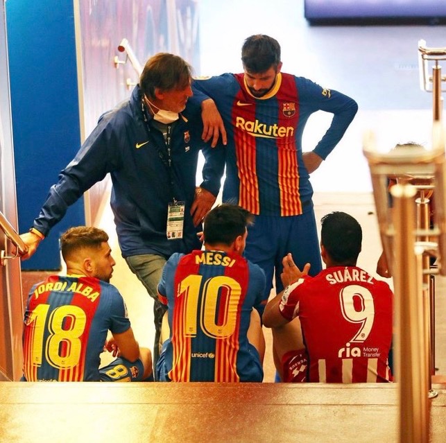 BarcaUniversal's tweet photo. One of the most iconic photos ever! https://t.co/tp75wqCFR0
