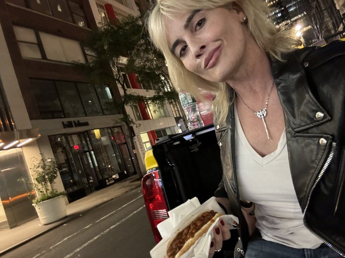 I had a nice chili dog on the back of my truck on 5th ave tonight https://t.co/0RZICti4V4<a href="/tag/realloyalfans"class="tags"><span>#realloyalfans</span></a>
