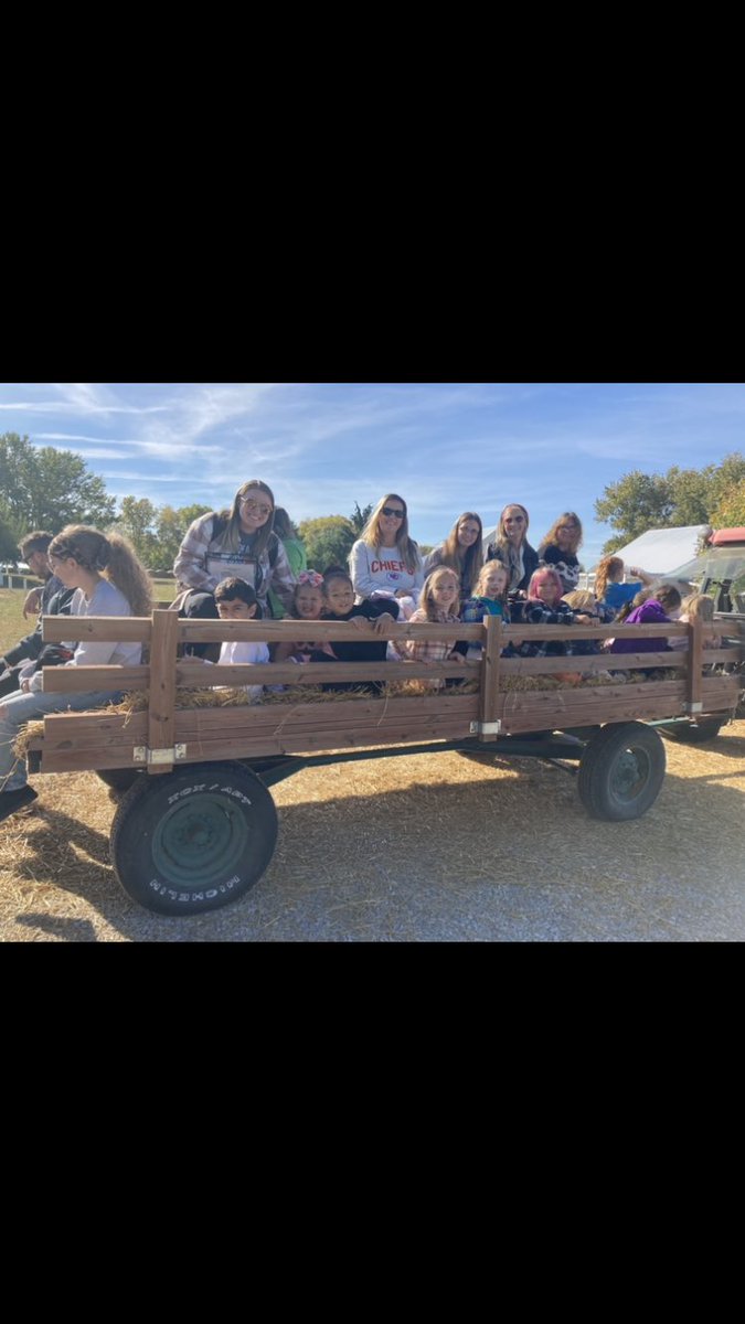 ChrissyMooney23's tweet photo. Field trip FUN! 🎃🍎🐐 #AdventureAwaitsBP @bp_mustangs https://t.co/8fUmtXYr7u