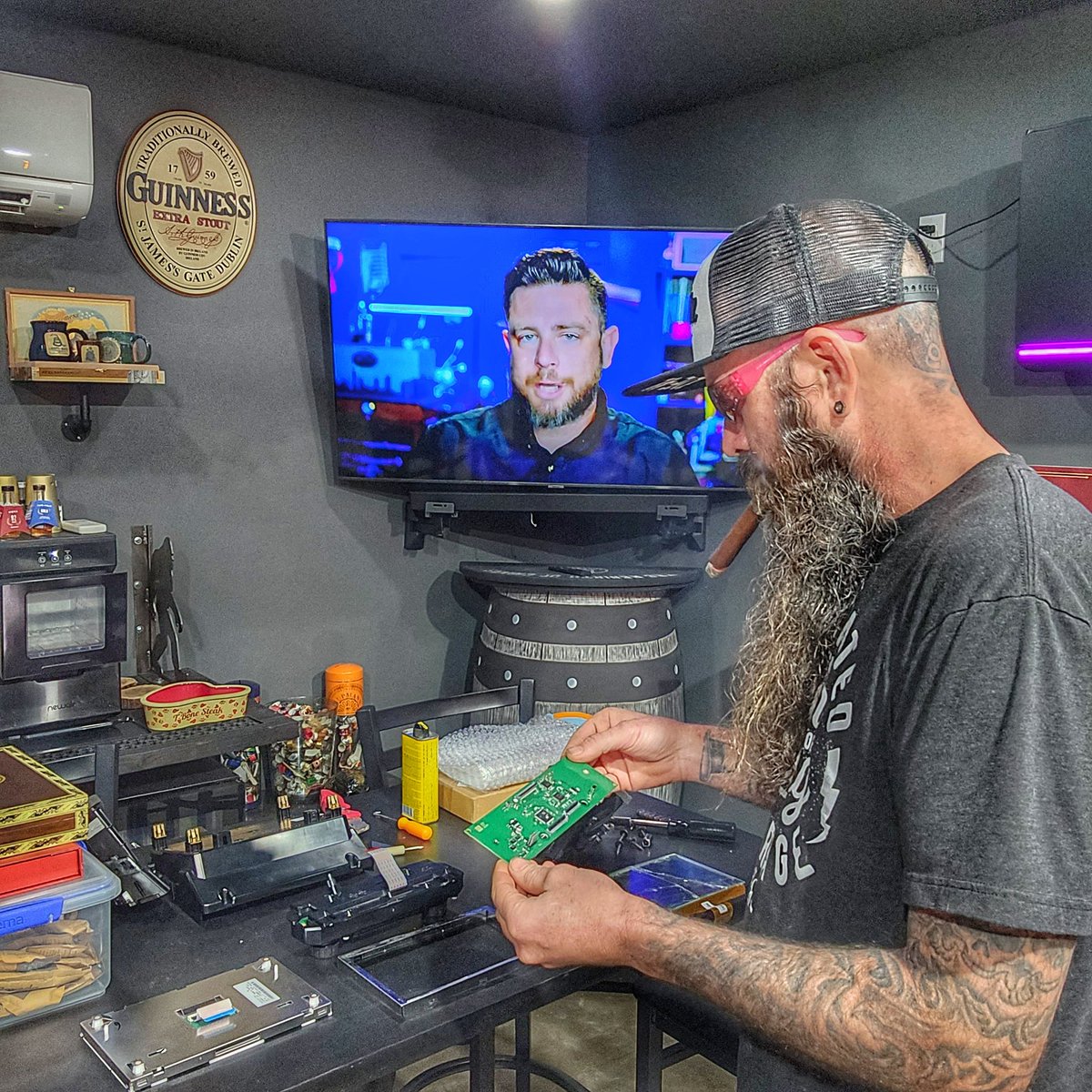 cigarprop's tweet photo. Have you ever taken something apart, and then a week later can't figure out how to put it back together?
After watching the review on the new @Asylum13Cigars Cool Brew from @CigarShowTim I may go watch a video on how to reassemble my radio 😂😂
#asylumcigars #cigarshowtim https://t.co/2d4RvLVHum