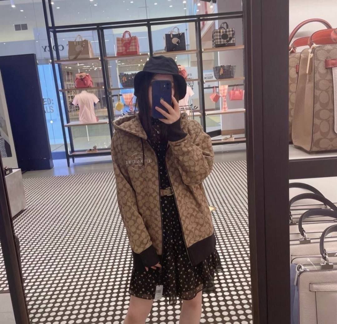 MajiSapiyah's tweet photo. ✅#พร้อมส่ง เสื้อคลุม Coach น้ำตาล
งานฮู้ดแขนยาว ซิปหน้า งานมาใหม่ #New #callection
ราคา 350.-รวมส่งฟรี
เสื้อคลุม ฮู้ดแขนยาว พิมพ์ลาย Coach ทั้งตัว ซิบรูดกลาง สวยถูกใจแน่นอน
🔺ขนาด อก 42" ขนาดกำลังดี น่ารัก
#เสื้อ #coach LT #เสื้อกันหนาว https://t.co/oQadPGzklv