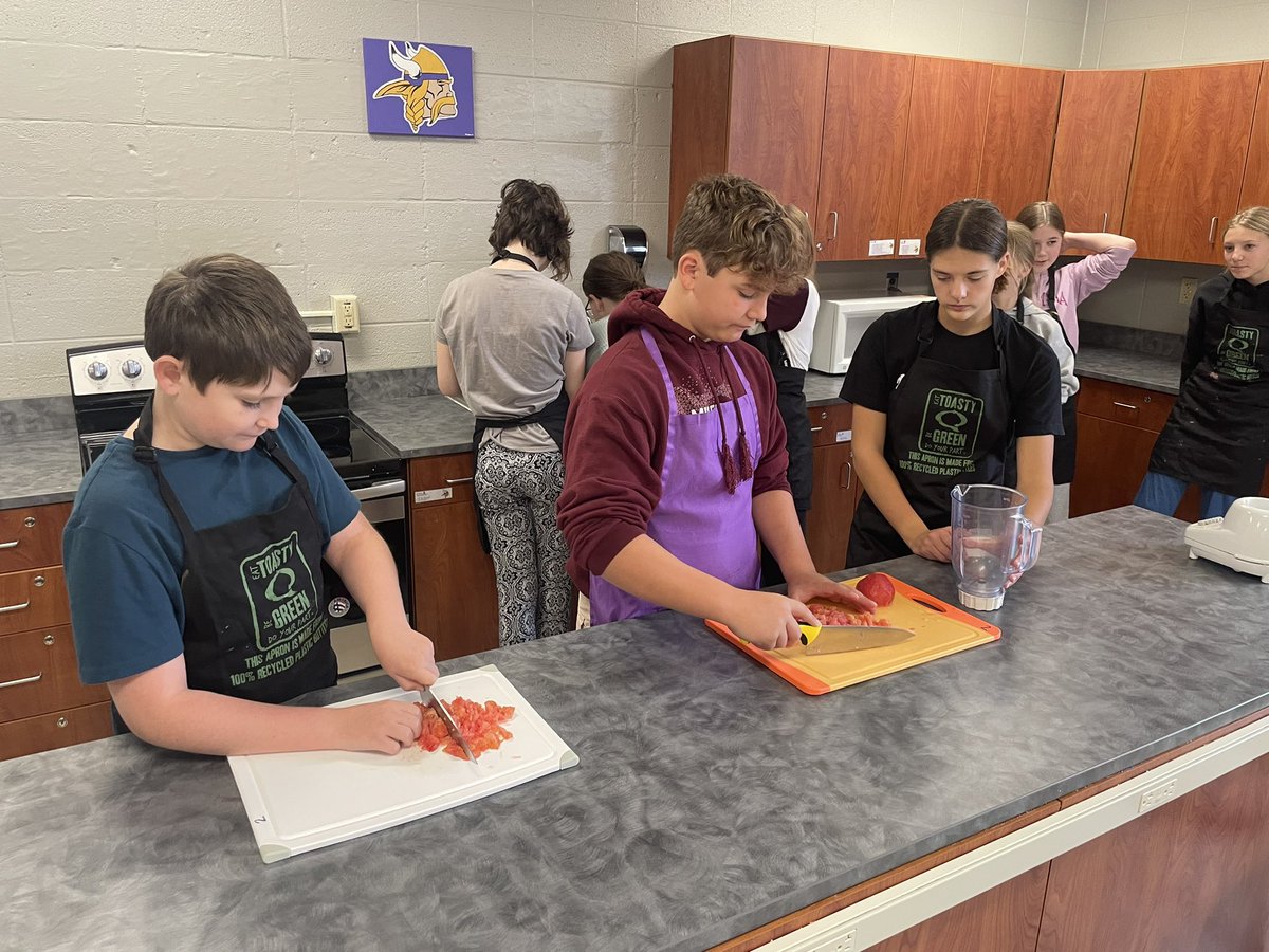 BizMathGuy's tweet photo. Business Math 7 - food preservation #OCPHS @olmstedcounty #SHIPgrant When you have homegrown tomatoes you make homemade pizza sauce #BMSbizmathguy #CannedIT @ByronBears @ByronMSBears https://t.co/I1MT8slL89