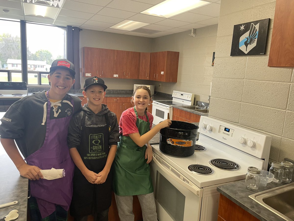 BizMathGuy's tweet photo. Business Math 7 - food preservation #OCPHS @olmstedcounty #SHIPgrant When you have homegrown tomatoes you make homemade pizza sauce #BMSbizmathguy #CannedIT @ByronBears @ByronMSBears https://t.co/I1MT8slL89
