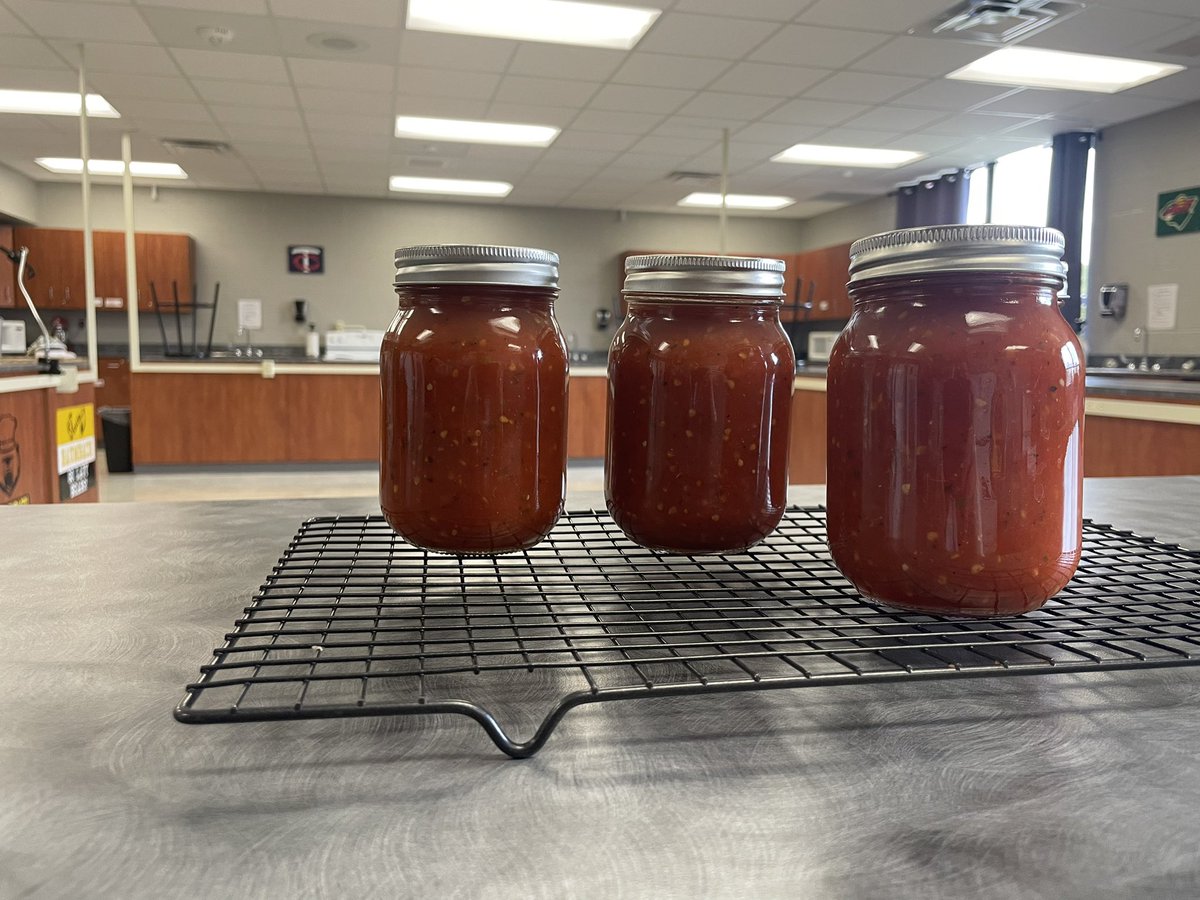 BizMathGuy's tweet photo. Business Math 7 - food preservation #OCPHS @olmstedcounty #SHIPgrant When you have homegrown tomatoes you make homemade pizza sauce #BMSbizmathguy #CannedIT @ByronBears @ByronMSBears https://t.co/I1MT8slL89