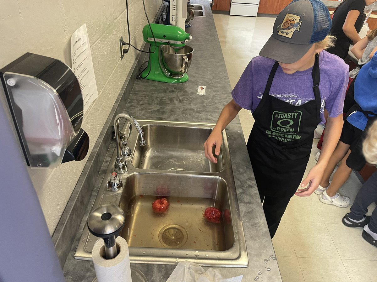 BizMathGuy's tweet photo. Business Math 7 - food preservation #OCPHS @olmstedcounty #SHIPgrant When you have homegrown tomatoes you make homemade pizza sauce #BMSbizmathguy #CannedIT @ByronBears @ByronMSBears https://t.co/I1MT8slL89
