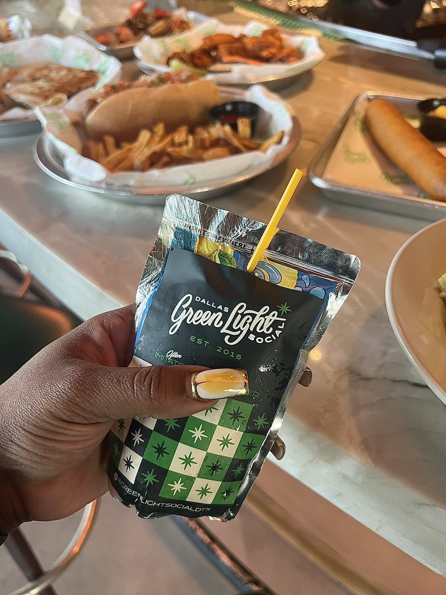 dafoodiebaddie's tweet photo. Green Light Social
📍: Dallas, Texas 

#foodiebaddie #dallastx #dallasclub #dallasbar #barfood https://t.co/W0jVOScSJN