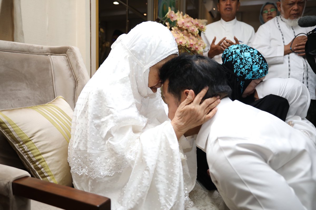 Sebelum ke KPU ibuku berpesan untuk; 1. Menata niat: ibadah kpd Alloh dan menolong rakyat yang paling membutuhkan 2. Kerja keras untuk perjuangan besar. 3.Selalu optimis dan tawakkal serta sabar
Ijinkan dan doakan saya Ibu..