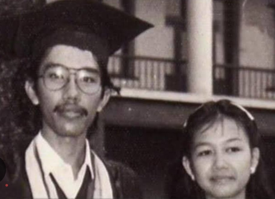 DokterTifa's tweet photo. Sampai sekarang saya masih penasaran: Siapa laki-laki bertoga wisuda ini ya? Berhidung mancung berbibir tebal ini?

Kalau perempuan itu jelas Ibu Idayati yg sekarang jadi nyonya Ketua MK. Anatomi mata hidung bibir Ibu ini tidak berubah dari muda sampai tua.

Adakah yg bisa bantu? https://t.co/bir406xtOi