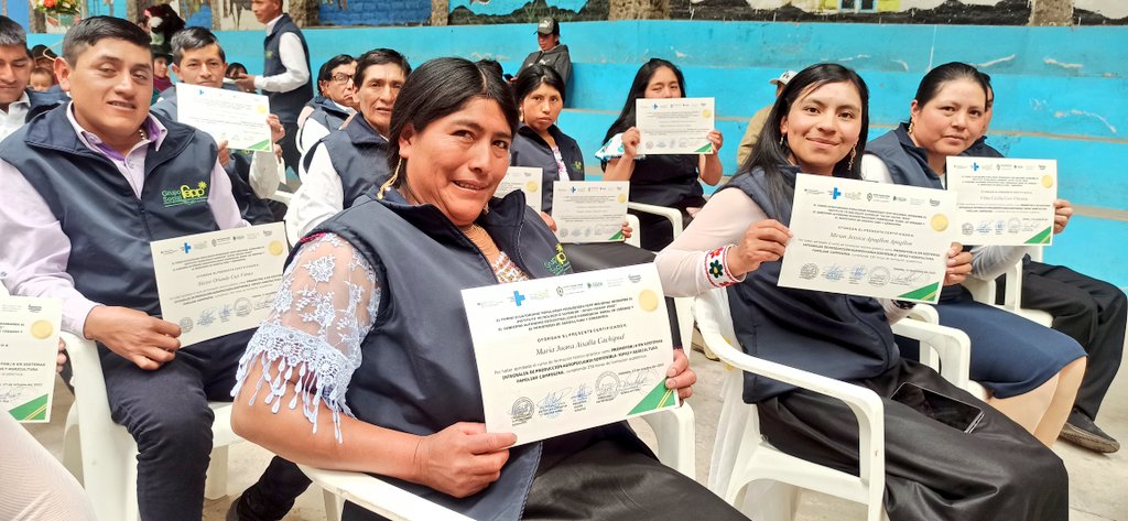 Agricultura_CZ3's tweet photo. #Chimborazo |🧑🎓👨🎓 Graduación de 23 productores de la parroquia #Cebadas de Guamote, capacitados en producción sustentable para el fomento de la Agricultura Familiar Campesina, en las Comunidades de Aprendizaje de la #AFC en articulación con el #Fepp.🌱 #NuestroTrabajoContinúa https://t.co/8Ig9YZQMBK