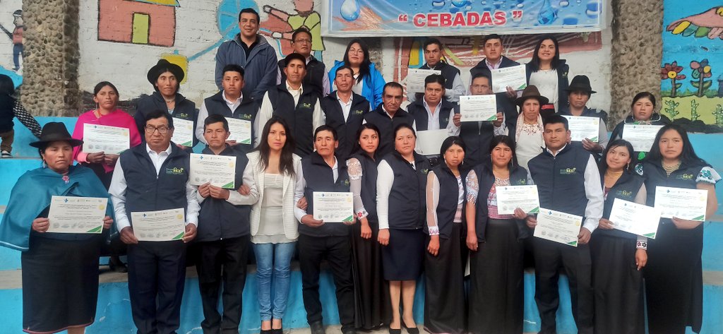 Agricultura_CZ3's tweet photo. #Chimborazo |🧑🎓👨🎓 Graduación de 23 productores de la parroquia #Cebadas de Guamote, capacitados en producción sustentable para el fomento de la Agricultura Familiar Campesina, en las Comunidades de Aprendizaje de la #AFC en articulación con el #Fepp.🌱 #NuestroTrabajoContinúa https://t.co/8Ig9YZQMBK