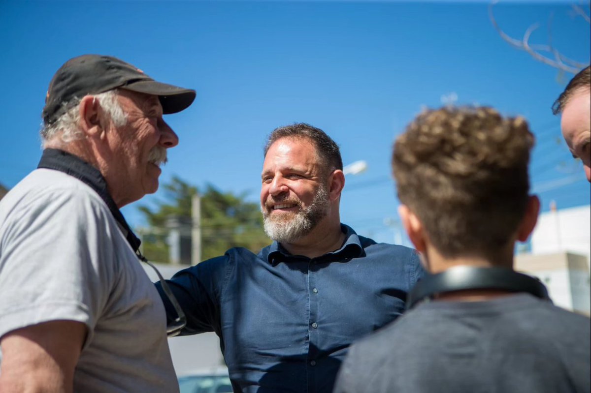 (+) Charlamos con la gente, la escuchamos y le dijimos porque es importante defender está idea de país. 

Queremos un Estado presente y activo, inclusivo y para todos y todas. Un Estado que cuide a nuestra Argentina 🇦🇷