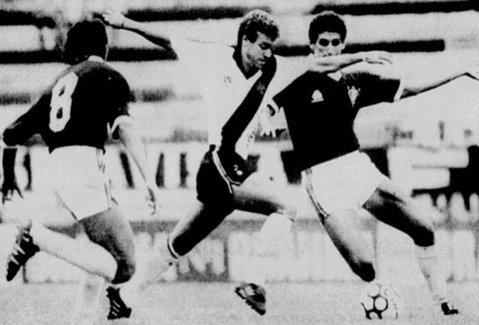 CopaDoBrasilCBF's tweet photo. Uma campanha que marcou não só um estado, o do Pará, mas toda uma região. Hoje vamos relembrar a façanha do @clubedoremo em 1991, a única vez em que um time do Norte chegou a uma semifinal de #CopaBetanoDoBrasil!

O feito histórico na Mais Democrática é uma das principais razões pelas quais aquele período ficou conhecido pelos azulinos como a “Década de Ouro”. Além de chegar à semifinal da Copa, o Remo de Belterra (foto 2) também teve a melhor campanha de um time do Norte na série A do Brasileirão (o sétimo lugar em 1993), enfileirou sete taças do Estadual e manteve uma invencibilidade de 33 jogos no Re-Pa. 

A estreia foi em solo nortista, mas no polo oposto: em linha reta, aproximadamente 2.300 km separam Belém do Pará de Rio Branco, no Acre, onde o campeão paraense foi enfrentar o campeão acreano. Houve um empate em 1x1 no José de Melo e, uma semana depois, nenhuma chance foi dada ao Rio Branco: 4x0 para o Remo no Baenão.

Nas oitavas, o Remo teve uma pedreira pela frente. O Vasco da Gama era vice-campeão carioca e tinha sido campeão brasileiro dois anos antes. A dupla de ataque formada por Sorato, autor do gol do título nacional, e Bebeto, estrela do tetra da Canarinho, saiu zerada do Baenão. Em São Januário, o cruzmaltino abriu o placar logo aos 11 do primeiro tempo, mas o Leão abocanhou o empate com Paulo Sérgio aos 16 minutos e segurou o empate até o fim, despachando o Gigante na Colina.

Nas quartas, no duelo entre o Leão Azul e o da Barra, o primeiro levou a melhor. Venceu por 2x0 no Baenão e empatou em 1x1 no Barradão, eliminando o Vitória. Aquele Remo histórico já estava entre os quatro melhores e só parou diante do campeão Criciúma. Comandado por Felipão, o Carvoeiro venceu por 1x0 no Baenão e por 2x0 no Heriberto Hulse. 

Os remistas voltaram a viver momentos inesquecíveis na minha disputa neste ano, quando venceram o Corinthians por 2x0 no Mangueirão lotado. A vaga nas oitavas escapou por pouco, mas dá motivos para sonhar em fazer história novamente em 2024! 🦁

📸: Reprodução/Remopedia, Verminosos por Futebol e Jornal dos Sports