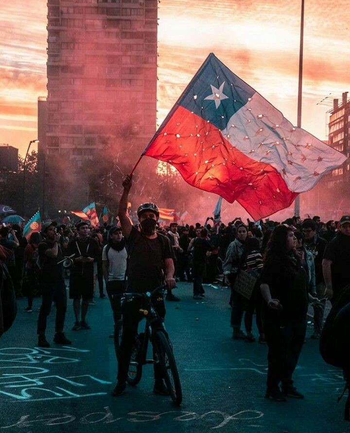 ElPulentoDios's tweet photo. Ustedes eran muy chicos y quizás no lo recuerdan pero existió un día que Chile despertó, después se puso a ver la tele y se volvió a dormir! #18DeOctubre https://t.co/IzbgszRKot