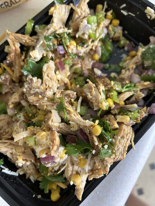 I&rsquo;m trying this mexican chicken salad today with nachos chips  Omg!!! 10/10 so good, healthy and high