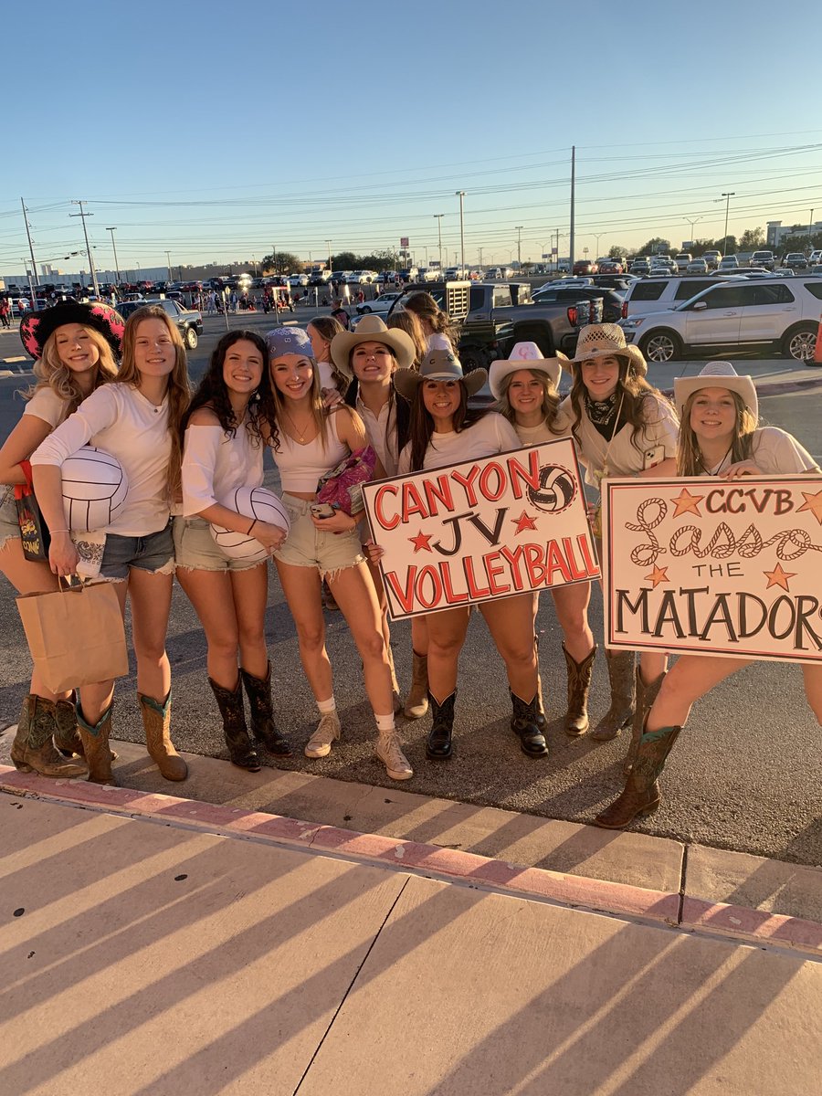 CoachK_Steele's tweet image. ⁦@canyonVB⁩  JV Cougarettes at the HOCO parade! #CCVB
