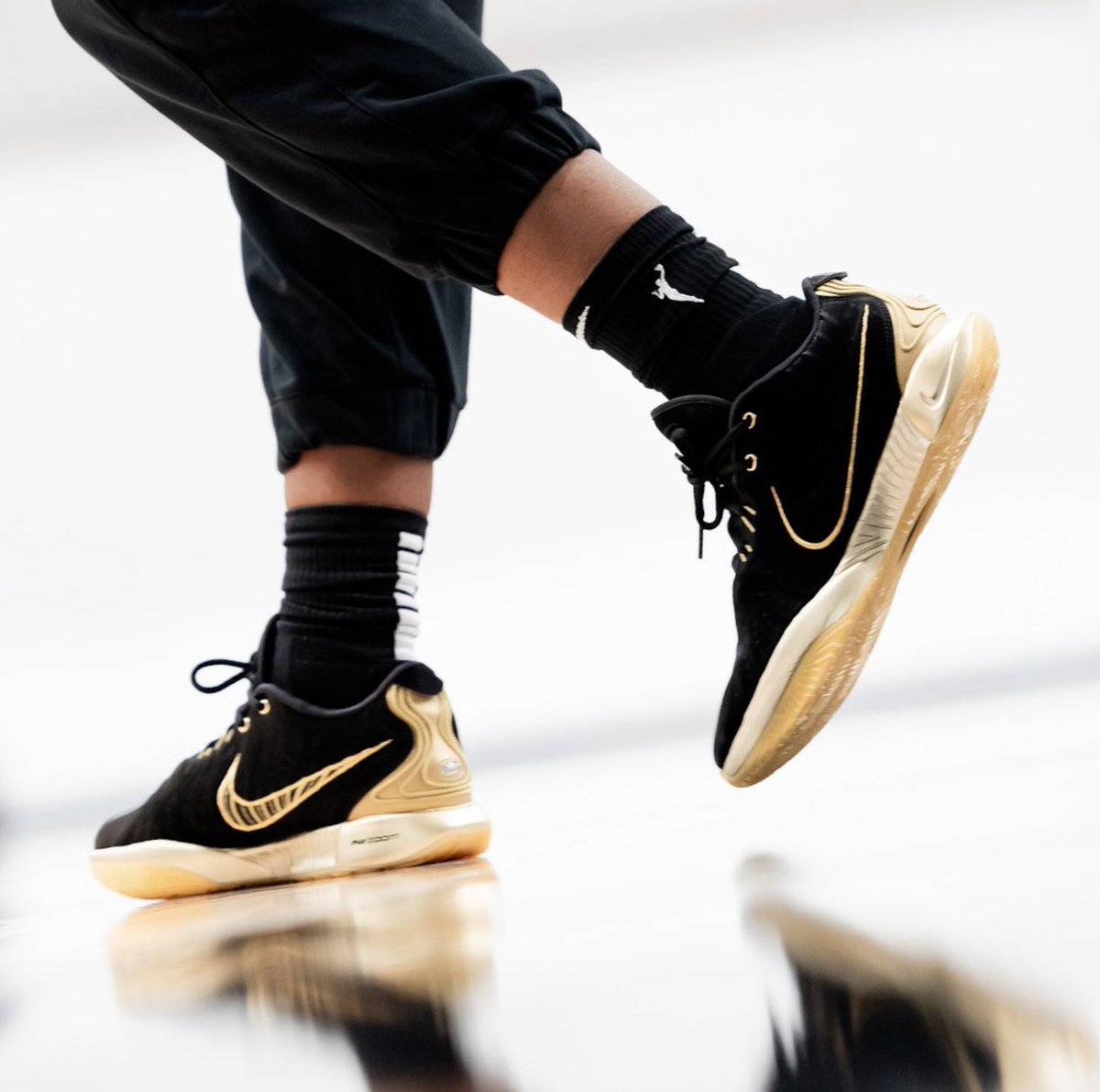 Between salary, endorsements, LeBron James expected to earn $128