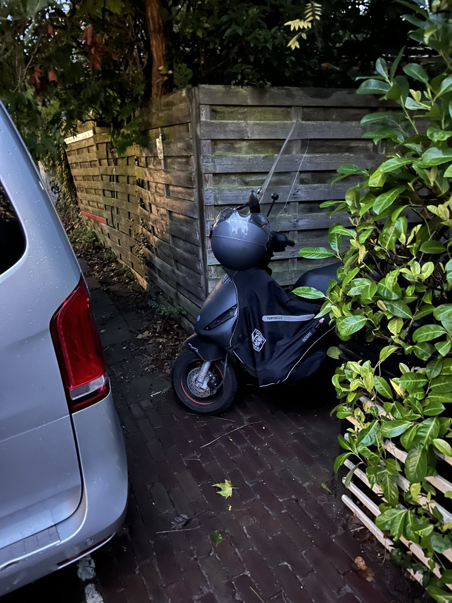jva1977's tweet photo. @POL_De_Bilt doe eens wat aan fout parkeerders op de jasmijnstraat, kan me poort niet eens uit https://t.co/NG1VN0uzhW