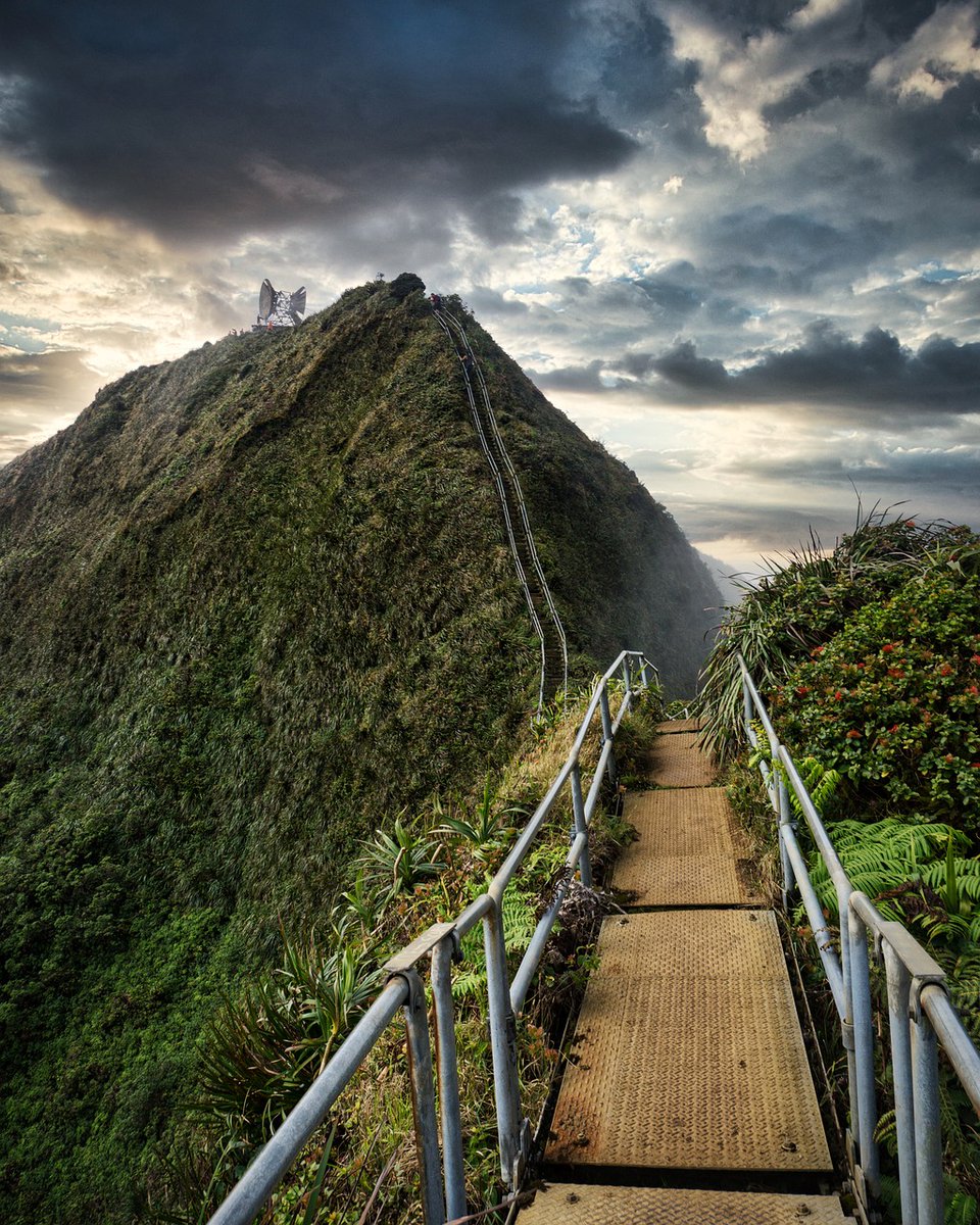 Stairway to Sky, Oahu Island, Hawaii ⛰️☁️🏞️🪐 #Nature #photo #mountains #clouds #stairs