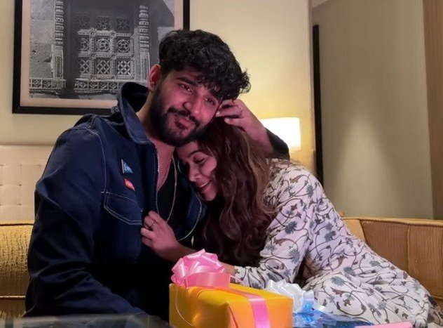 Nimit_arc's tweet photo. That jacket hold by Mani and Abbu's expression is everything 
ABHI X MANI OWN ABHISHA https://t.co/wqRtS69wxR