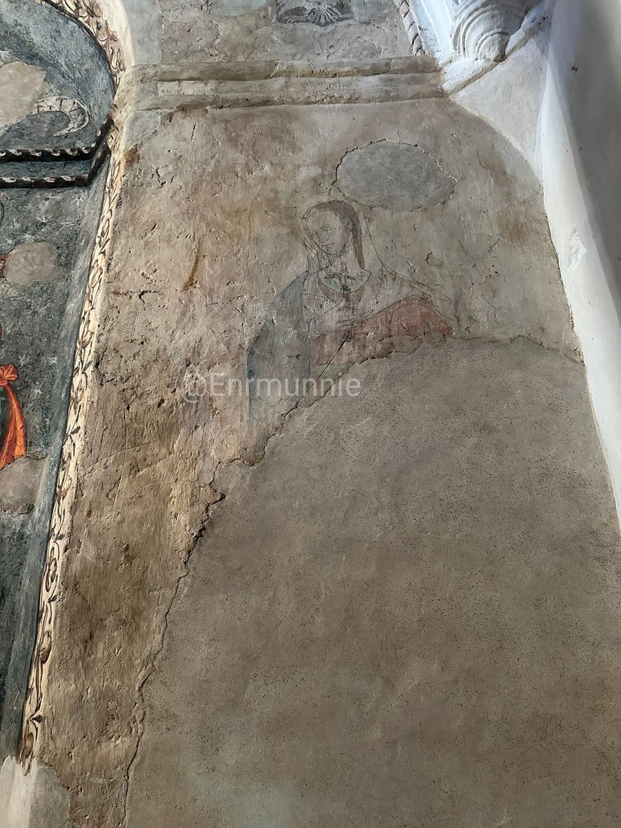 Enrmunnie's tweet photo. El retablo mayor de la Parroquia de #Cortelazor (Huelva) esconde algo tras de sí...
Restaurado hace escasos años, aparecieron en el testero pinturas murales del siglo XVI. Los responsables decidieron adelantar la máquina lignaria del muro, para permitir la contemplación. https://t.co/U1fhtpvjJG