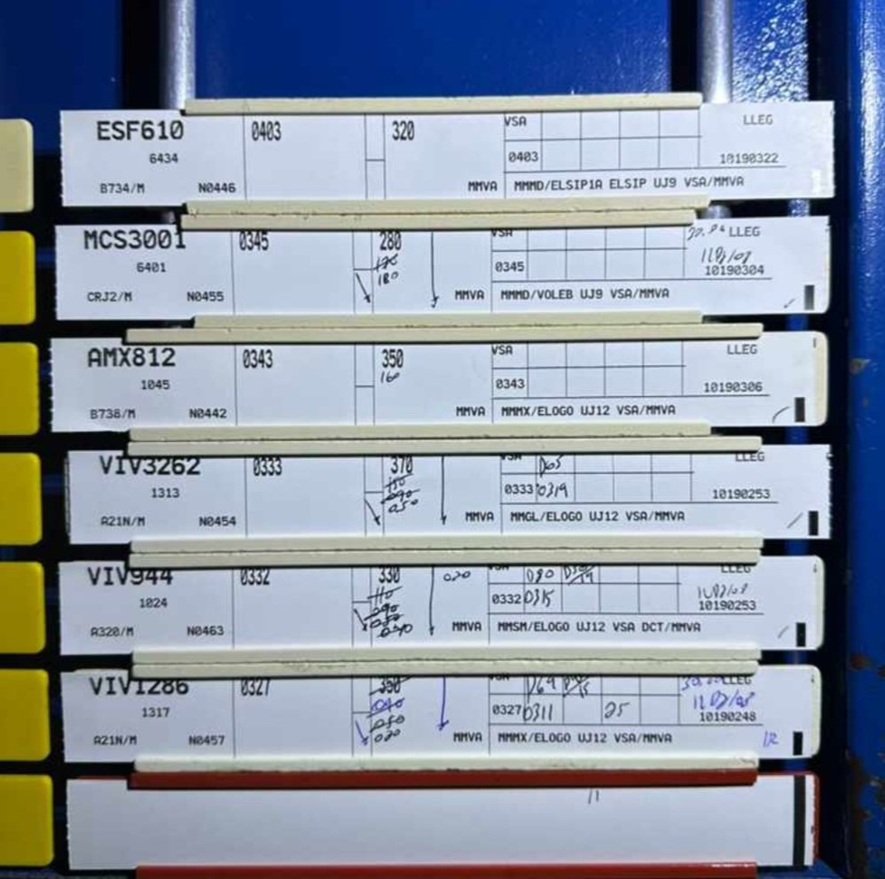 EduardoLeeL's tweet image. Como cuando el aproximador de VSA trae todo el sello de CECASE MEX, que gusto ver que tus alumnos siguen manteniendo las bases del control manual de aproximación desde la escuela... #letskeeptheskysafety #airtrafficcontrol #approachcontrol