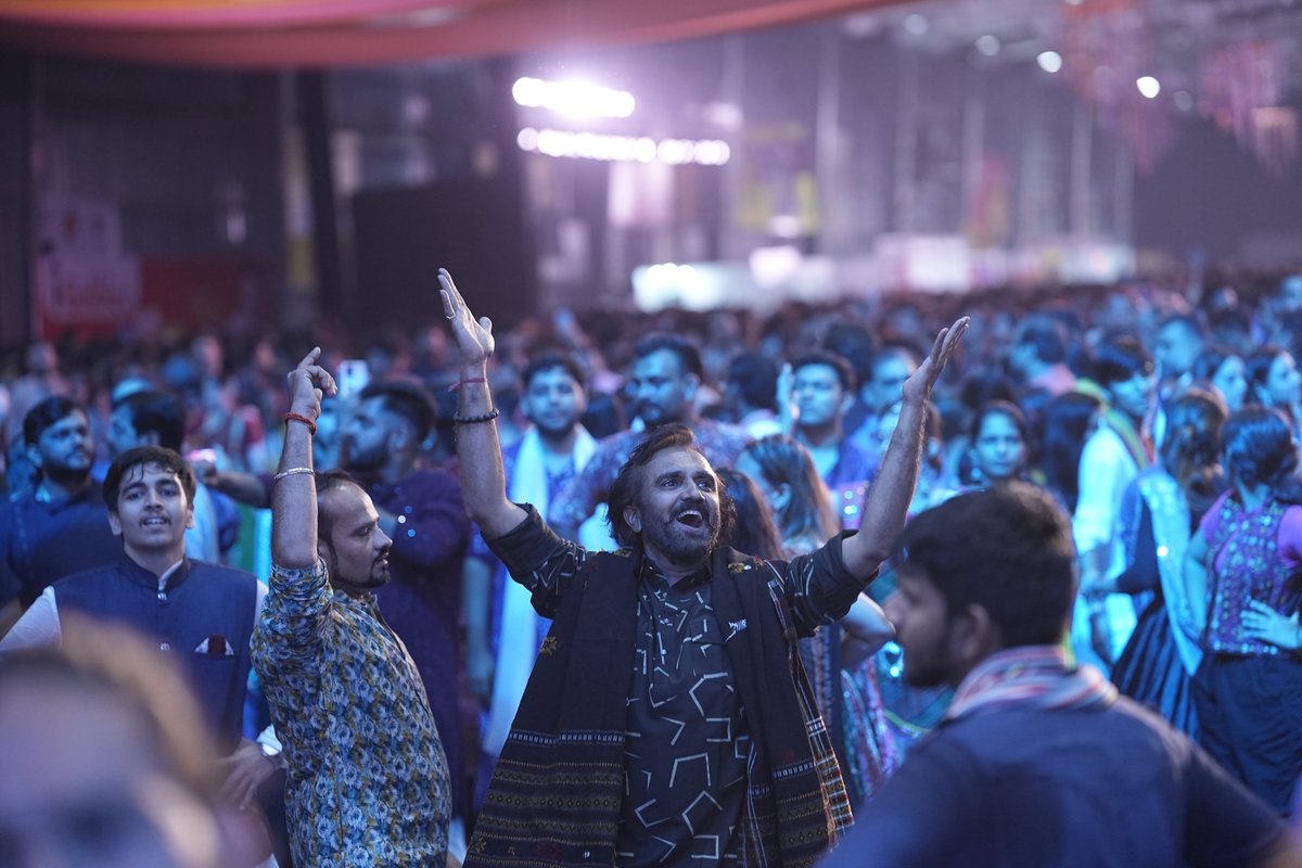 RangiloRe's tweet photo. Rangilao Majaa aave chhe ne????😍😍
..
Get ready to groove to the beats of Navratri at @NescoEvents #RangiloRe 2023 in Mumbai with the sensational @parthivgohil🌟 
Don't miss out on this Garba extravaganza.

#parthivgohil #nescoevents #rangilore #mumbainavratri #RangiloRe2023 https://t.co/CQoOtXD1Ct