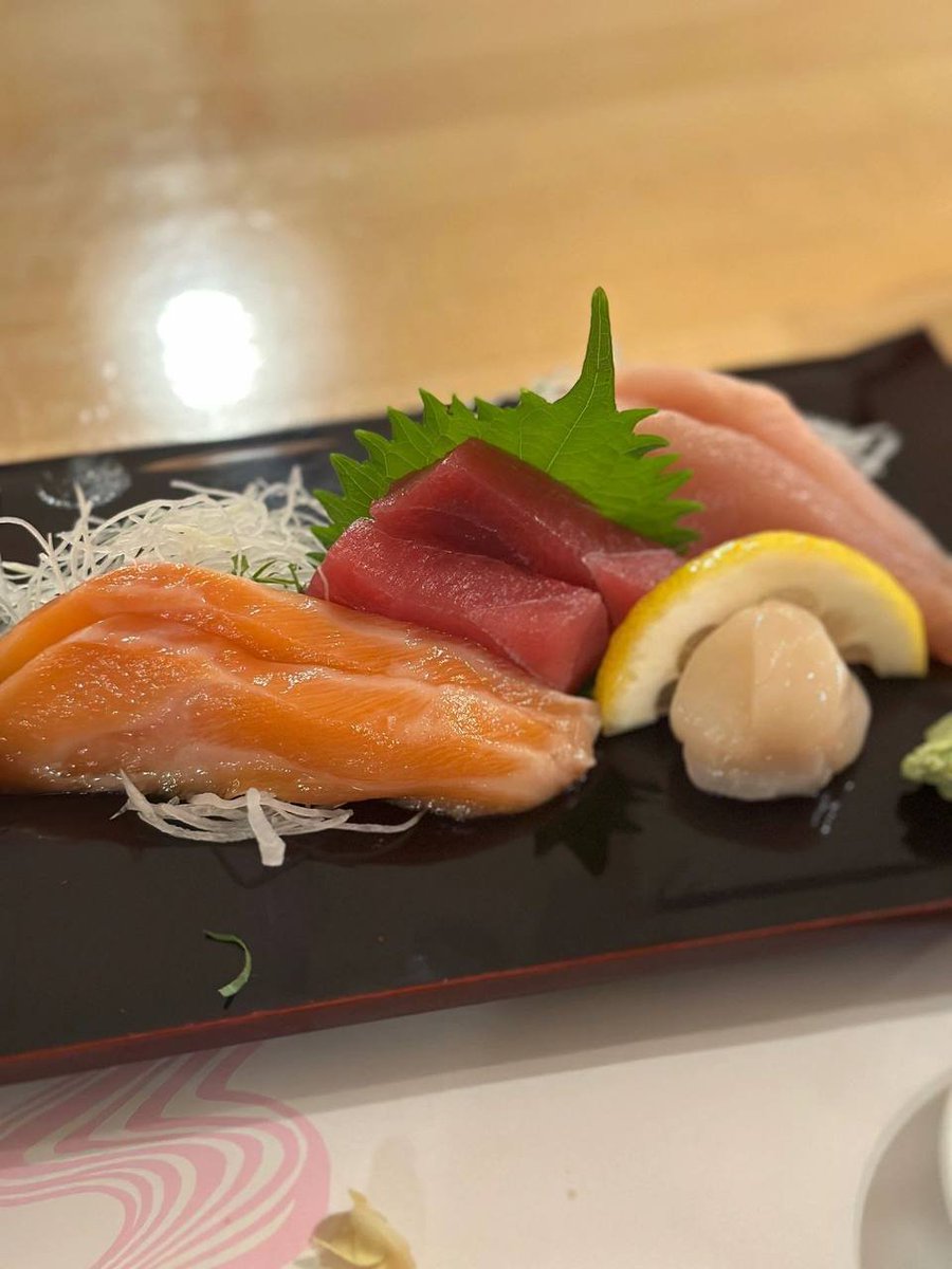 ByteBunnyo's tweet photo. The sashimi slices at Izumi are huge! 🐟 https://t.co/GrxEkmceSF
