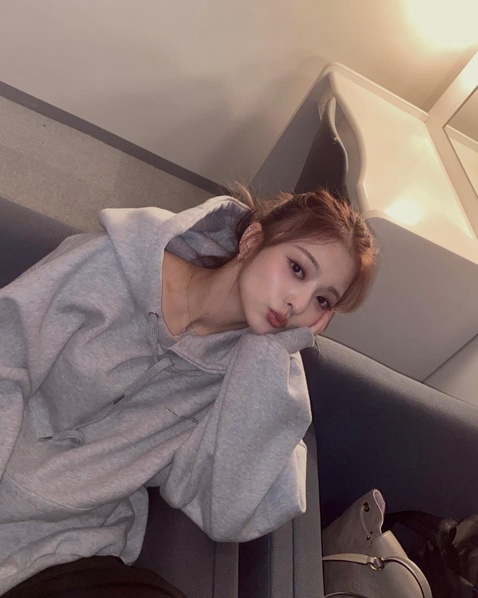 Hoodie weather is finally here! It’s that magical time of year where the air gets crisper, the leaves start to change, and your favorite hoodie becomes your trusty sidekick. You know what they say, “when in doubt, hoodie it out.” 🩶