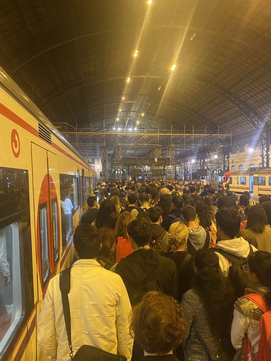 La seguridad en los andenes de <a href="/CercaniasVLC/">Cercanías València</a> . Cuellos de botella, pasajeros que intentan salir con los que intentan entrar…gente caminando al borde del andén…