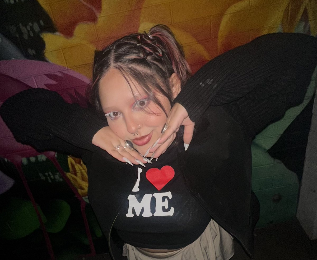 slippyeel00's tweet photo. tw: 3rd pic a jumpscare tw: been spamming all social media w/bday pics (IM SELF ABSORBED) https://t.co/SDJBFVI5Li