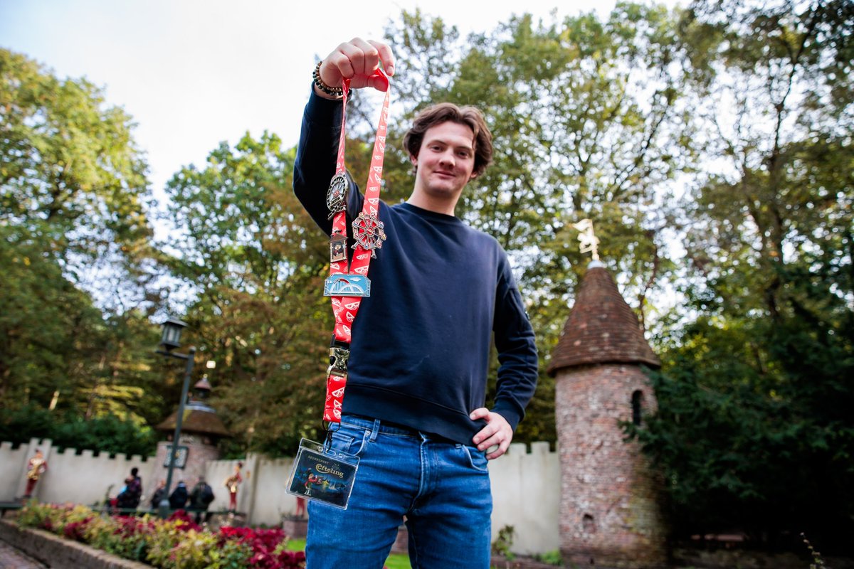 𝗦𝗵𝗼𝘄 𝘆𝗼𝘂𝗿 𝗽𝗶𝗻 𝗰𝗼𝗹𝗹𝗲𝗰𝘁𝗶𝗼𝗻 𝘁𝗼 𝗲𝘃𝗲𝗿𝘆𝗼𝗻𝗲!🔥

Draag met trots jouw pin verzameling met dit unieke Bart Baan verzamelkoord! Hang al je pins aan dit luxueuze verzamelkoord, drop je ticket of abonnement in de speciale pasjeshouder en je bent klaar voor een