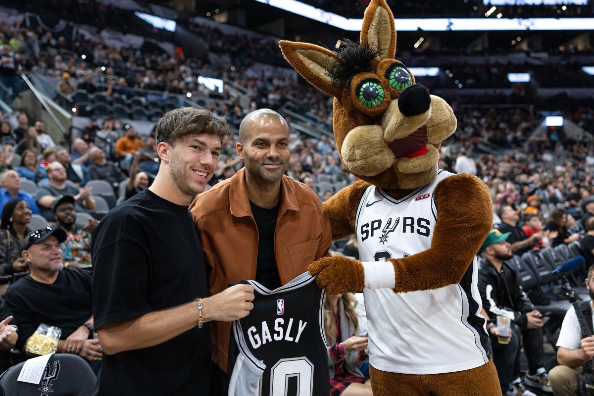 Shoutout to Hall of Famer @tonyparker & F1 driver @PierreGASLY for pullin' up on us tonight! 🙌🏎