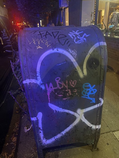 NYPD6Pct's tweet photo. 👀 Special thank you to the 6th Precinct Auxiliary Officers for helping keep our neighborhood clean ! #GreenwichVillage #GraffitiCleanUp https://t.co/3ulFMMgbkJ