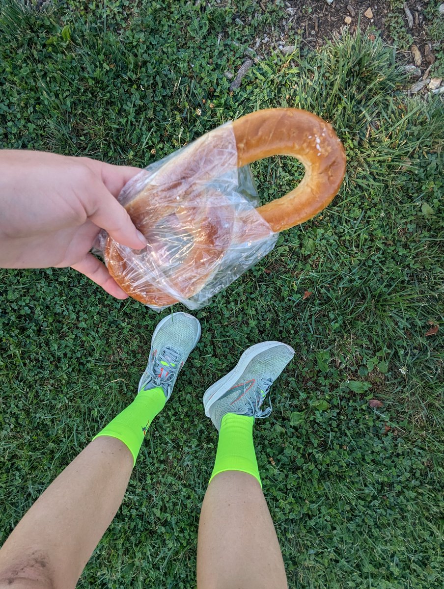 What's the best post-race food and why is it a Philly soft pretzel 😍 Dreaming of my next 🥨 after the @Philly_Marathon next month-DM for a discount code, there's time to join me!  #runphilly #philly  #philadelphiamarathon