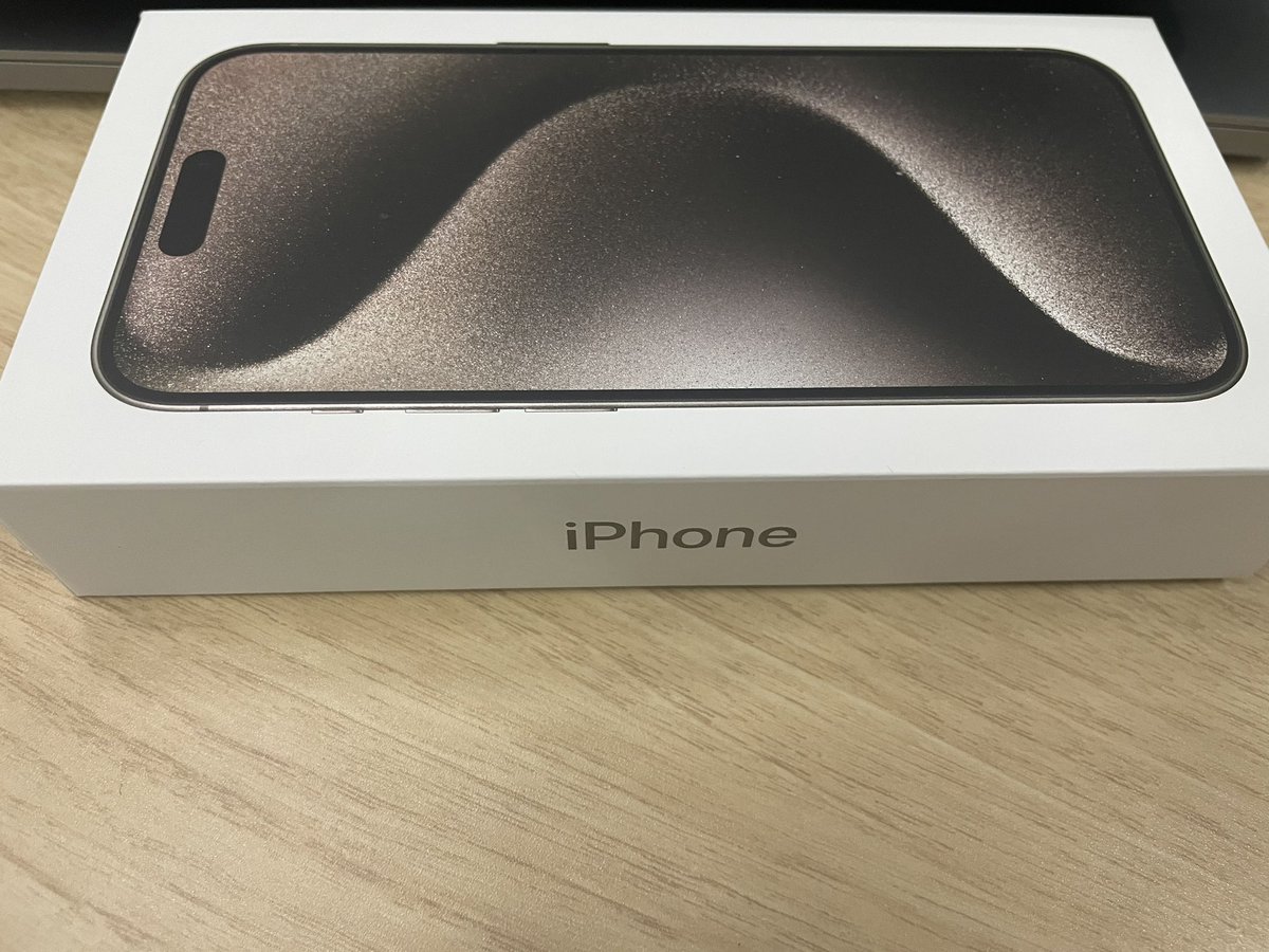 ShiggyDFFOO's tweet photo. iPhone15 Proに変更。US版の方が気持ち安いので、そっちにしたかったけどUS版は物理SIMスロットが無いので。。仕方なく日本版に。。銀行系アプリの再認証大変すぎ。。 https://t.co/b5MIre9ndo
