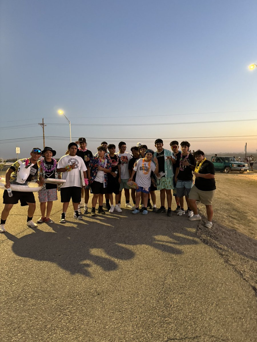 coachramirez23's tweet photo. Our Horizon Feeder Pattern is the best! Loved seeing all my kiddos in the parade! β€οΈπΎπ€π¦ #PAWsomePanthers are #ScorpionStrong #RepTheH #HorizonFeederPattern @DGarcia_CTW @RT_Horizon_HS https://t.co/kfIPxFYXOt