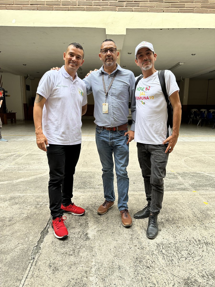 WberZapata's tweet photo. Agradecemos al vicerrector @alexander_tayrona de la @Uniclaretiana quién nos abrió las puertas de este claustro educativo. Espacios para crear y construir ciudad. 💛💚❤️ https://t.co/s7lAADKkOr