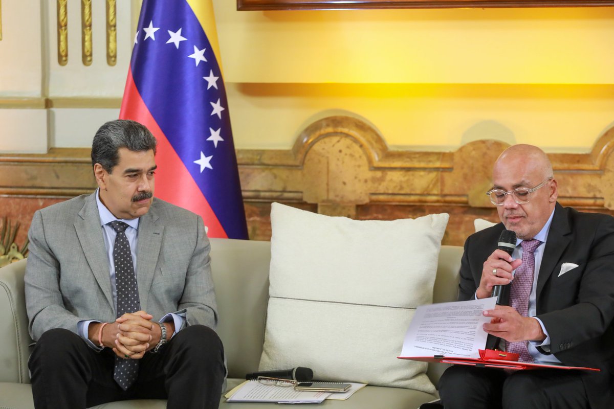 NicolasMaduro's tweet photo. Estos acuerdos que se han firmado significan una victoria de la perseverancia en el diálogo, y del camino de la Paz. Es una gran victoria del pueblo de a pie, el pueblo sufriente, que ha resistido, que ha luchado, y ha resistido los ataques y consecuencias de las sanciones criminales. ¡Estamos en el camino correcto de la historia!