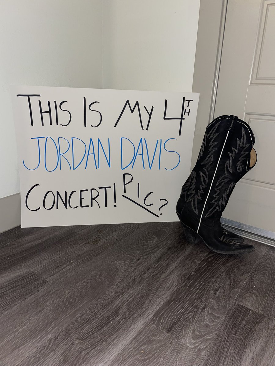 giacup's tweet photo. Tomorrow will be my 4th Jordan Davis concert (&amp; counting)!! What are the odds he sees my poster and we get a pic? 🤘🏽@JordanCWDavis @TheParishJD https://t.co/vpoa6Eub0h