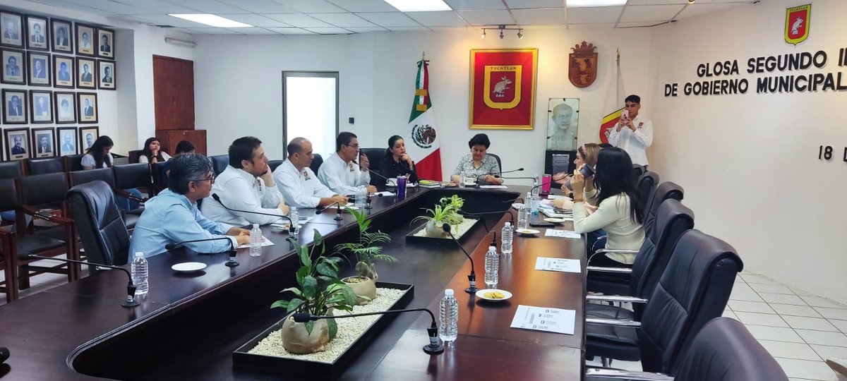 TuxtlaEconomia's tweet photo. Informe de glosa, se difunde ante la síndica municipal, la secretaría general del ayuntamiento y regidores, las diversas actividades realizadas en el período octubre 2022 a septiembre 2023

La rendición de cuentas es una política pública del Ayto. de #TuxtlaGutiérrez https://t.co/lCZW66jV4p