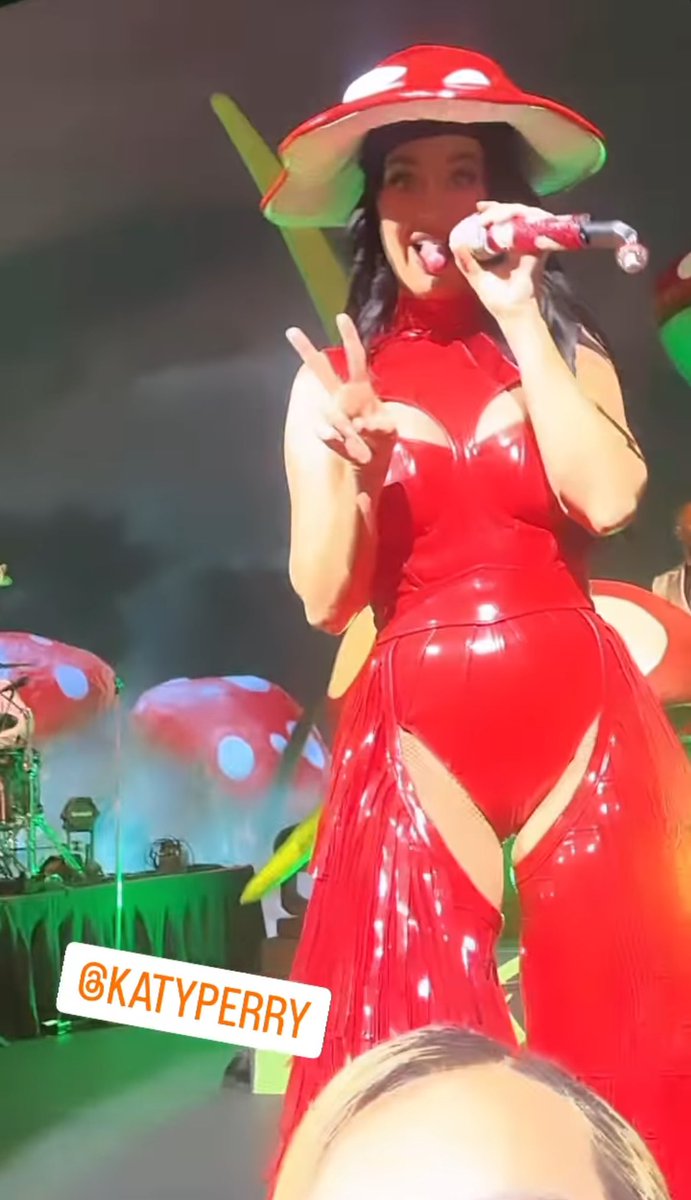 Wendy Guevara junto a Katy Perry en un show privado que la cantante esta ofreciendo esta noche en Televisa, CDMX 🇲🇽