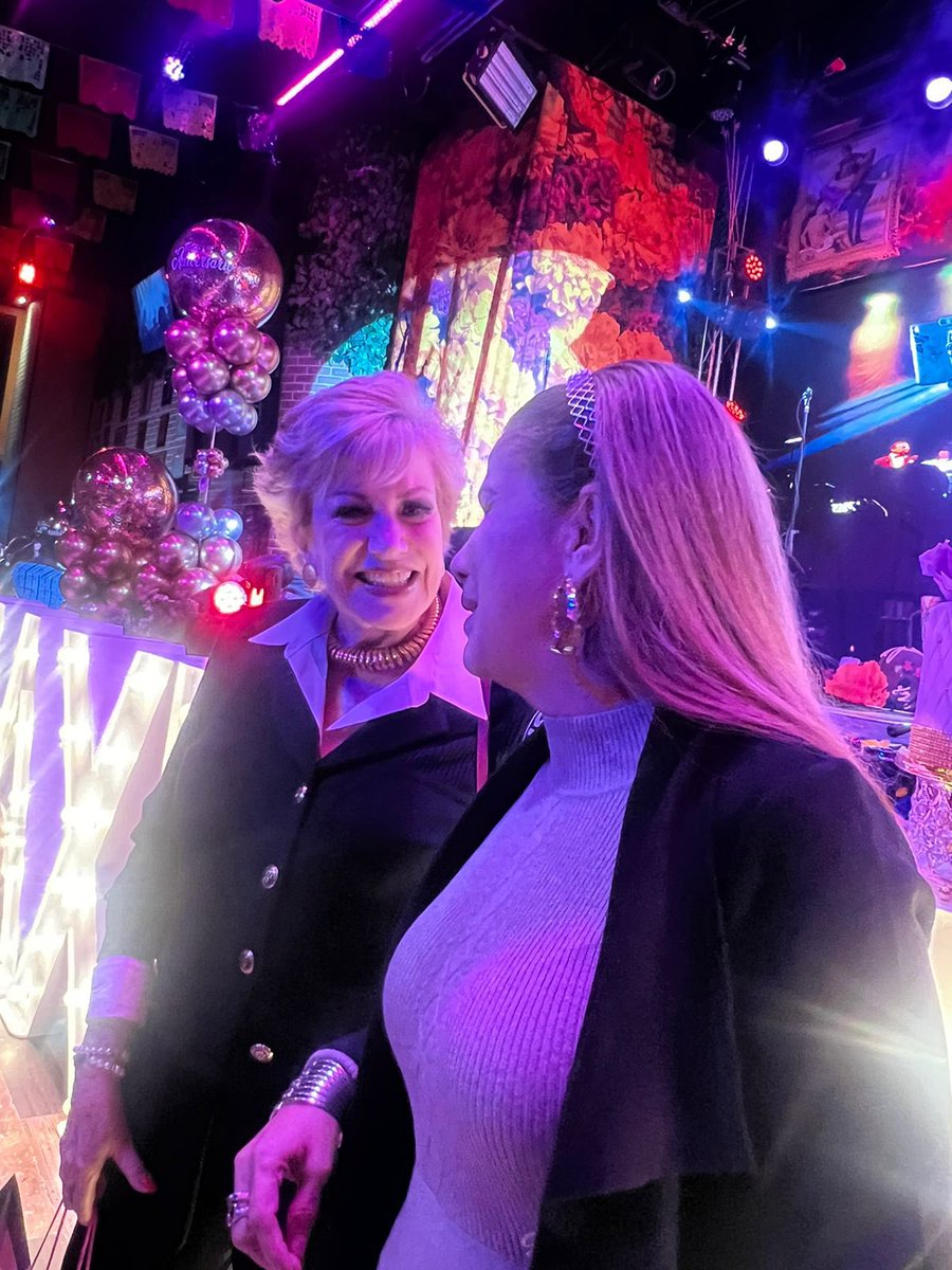 ¡Feliz aniversario <a href="/max_tpmoficial/">Maxine TODO PARA LA MUJER</a>! 

Gracias por la invitación y permitirme celebrar contigo <a href="/maxwoodside/">Maxine Woodside</a>