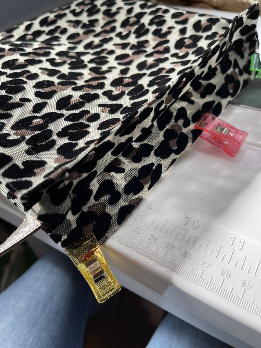 WORLDK1's tweet photo. 4個目完成　

型紙作るの下手くそすぎて
何個も作ってる
こんなに図形苦手だっけ？
頭悪っ😢

持ち手も1から
時間かかりすぎてるけど
大丈夫？ https://t.co/AqxtAexwb5